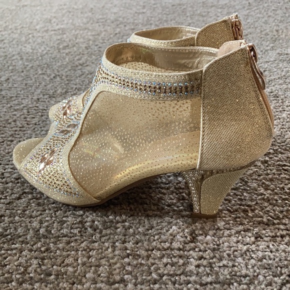 Women’s Gold Heel Shoe - Picture 3 of 12